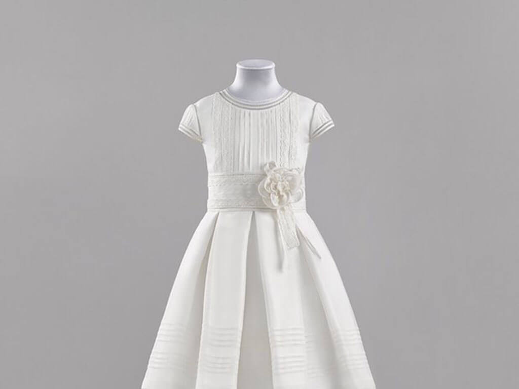 Vestido de comunión con fajín blanco y flor 3-D